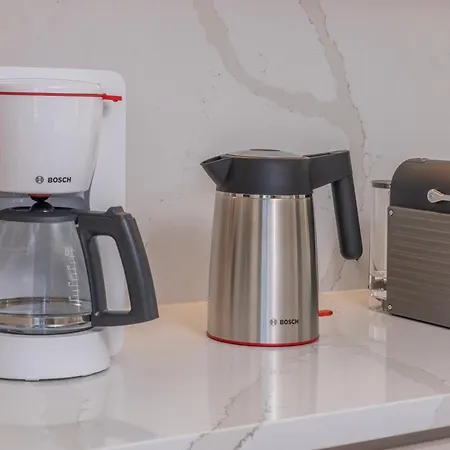 Earthy Haven-minimalist Luxury & Hot Tub * Rhodes City