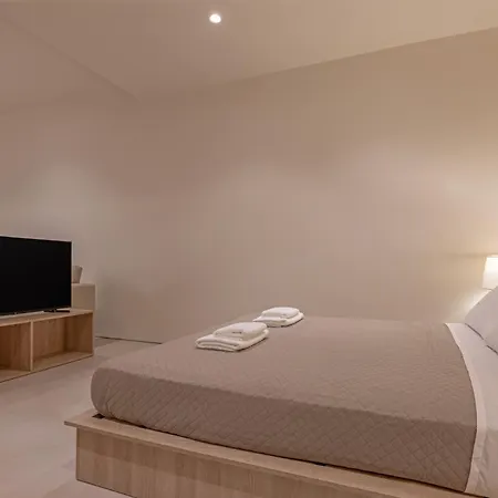 Earthy Haven-minimalist Luxury & Hot Tub 아파트 Rhodes City